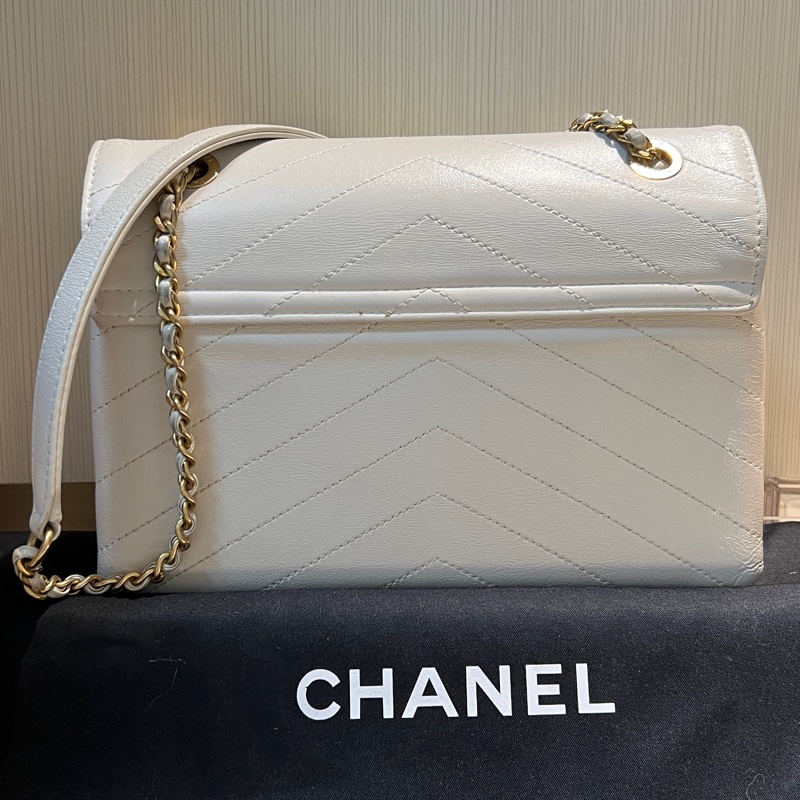 🏷️香奈兒 CHANEL V紋信封口蓋包白色牛皮25開金釦肩背包-8