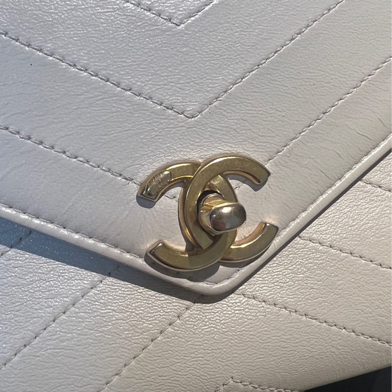 🏷️香奈兒 CHANEL V紋信封口蓋包白色牛皮25開金釦肩背包-11