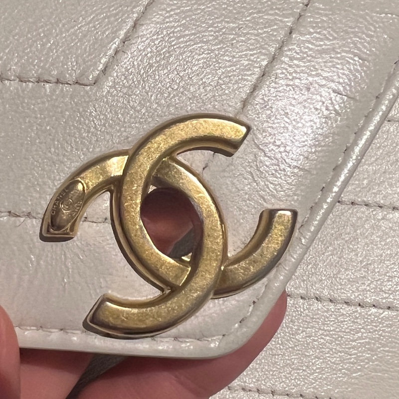 🏷️香奈兒 CHANEL V紋信封口蓋包白色牛皮25開金釦肩背包-12