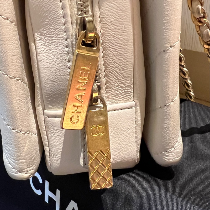 🏷️香奈兒 CHANEL V紋信封口蓋包白色牛皮25開金釦肩背包-13