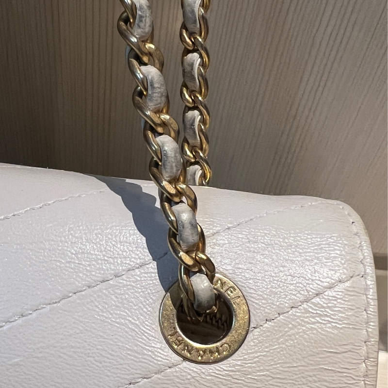 🏷️香奈兒 CHANEL V紋信封口蓋包白色牛皮25開金釦肩背包-14