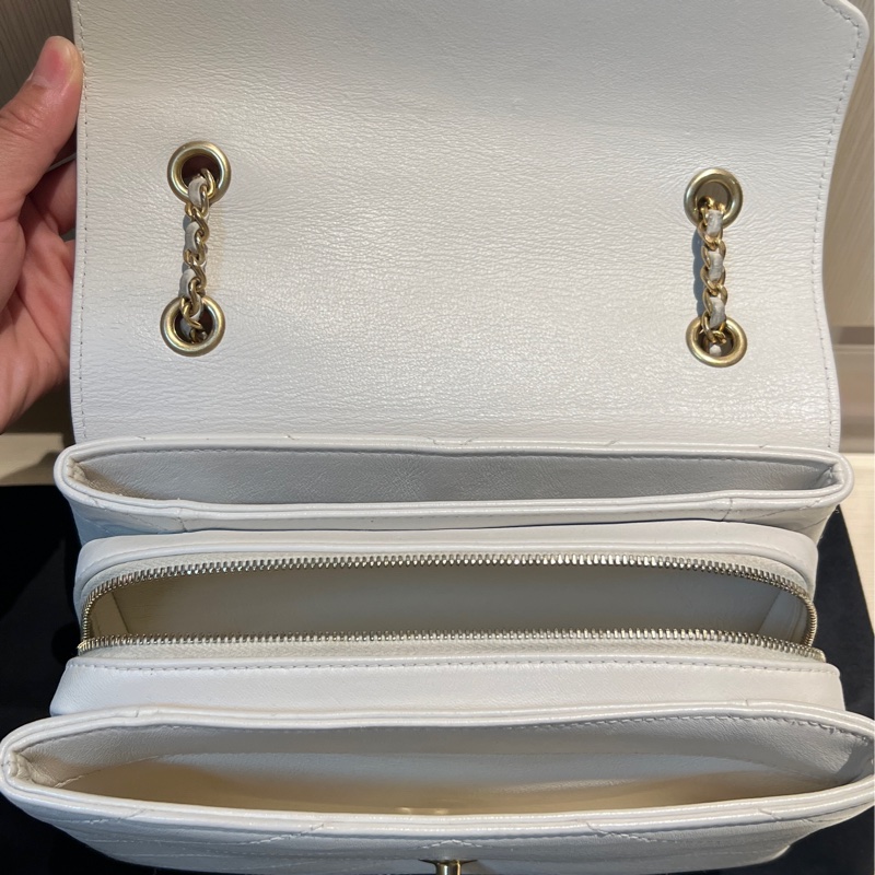 🏷️香奈兒 CHANEL V紋信封口蓋包白色牛皮25開金釦肩背包-16