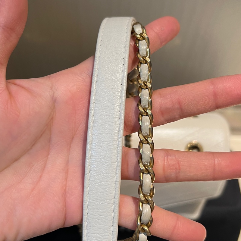 🏷️香奈兒 CHANEL V紋信封口蓋包白色牛皮25開金釦肩背包-19