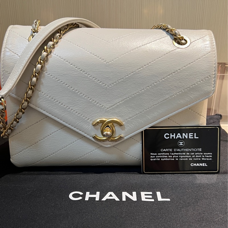 🏷️香奈兒 CHANEL V紋信封口蓋包白色牛皮25開金釦肩背包-20
