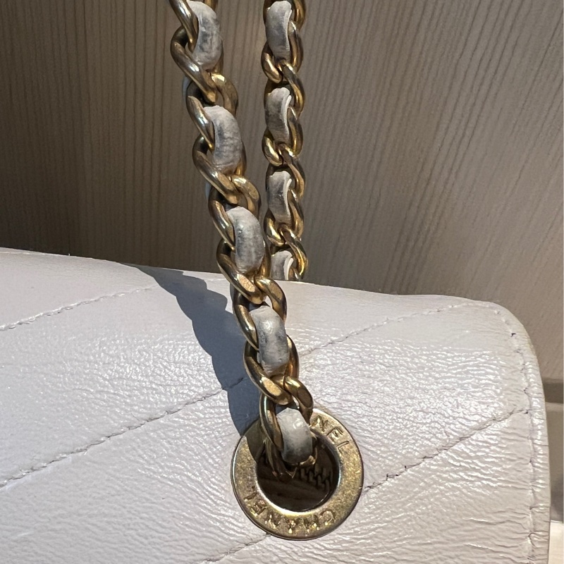 🏷️香奈兒 CHANEL V紋信封口蓋包白色牛皮25開金釦肩背包-21