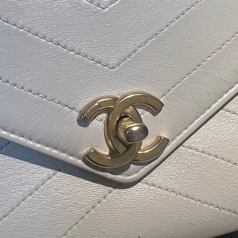 🏷️香奈兒 CHANEL V紋信封口蓋包白色牛皮25開金釦肩背包-23