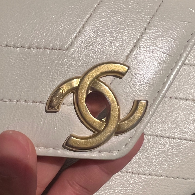 🏷️香奈兒 CHANEL V紋信封口蓋包白色牛皮25開金釦肩背包-24