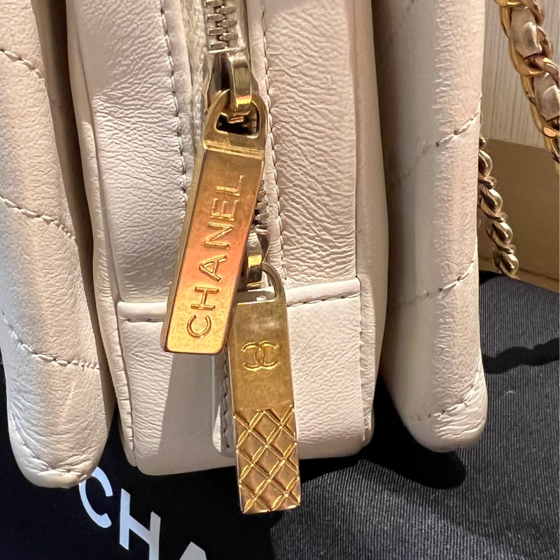 🏷️香奈兒 CHANEL V紋信封口蓋包白色牛皮25開金釦肩背包-25