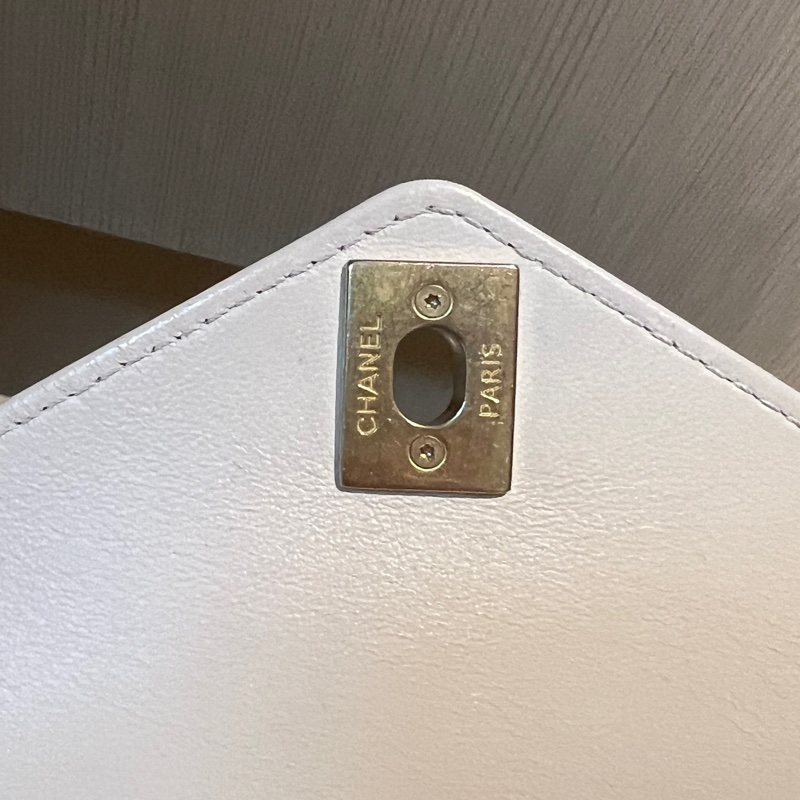 🏷️香奈兒 CHANEL V紋信封口蓋包白色牛皮25開金釦肩背包-26