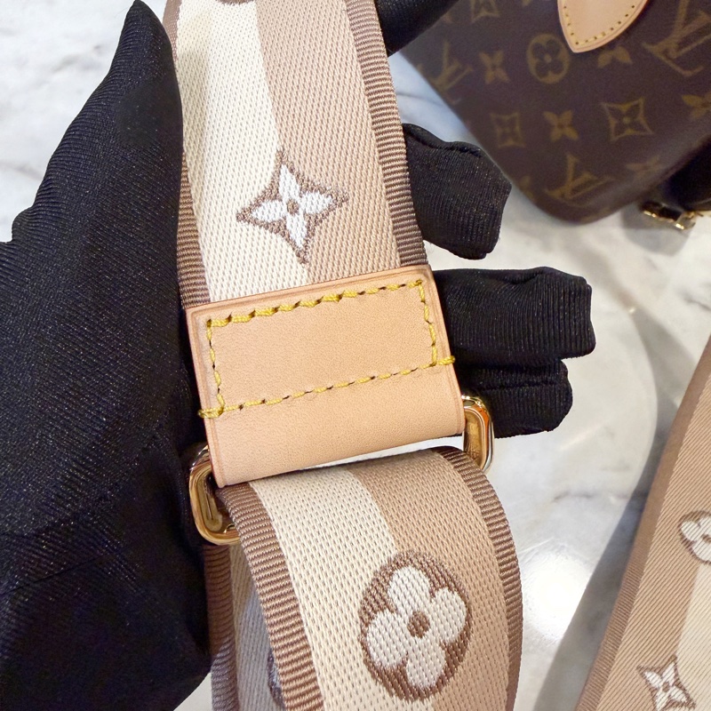 LV 原花金釦Neverfull BB手提斜背包-13