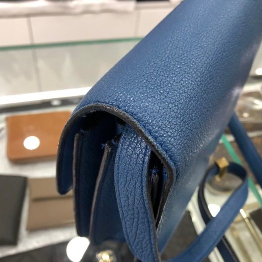 東區正精品㊣Celine MEDIUM CLASSIC BOX 孔雀藍中款小牛皮金扣肩背包方包 RA0407-6
