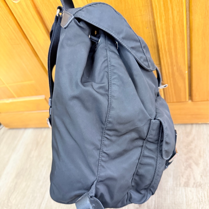 85新✨櫃上7萬9 中款尺寸 磁扣款 超輕盈的PRADA經典尼龍 黑色後背包 降落傘背包-68