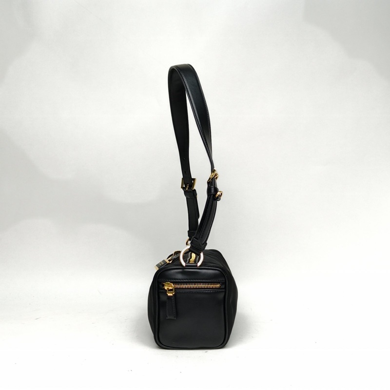 PRADA 黑色尼龍金扣再生掛鎖裝飾圓筒中號單肩包-1
