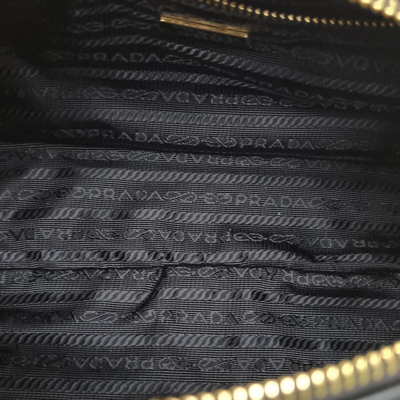 PRADA 黑色尼龍金扣再生掛鎖裝飾圓筒中號單肩包-5