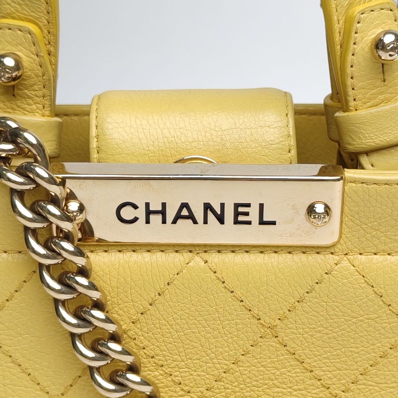 CHANEL 黃色23開金扣外縫線菱格紋復古手提托特包-4