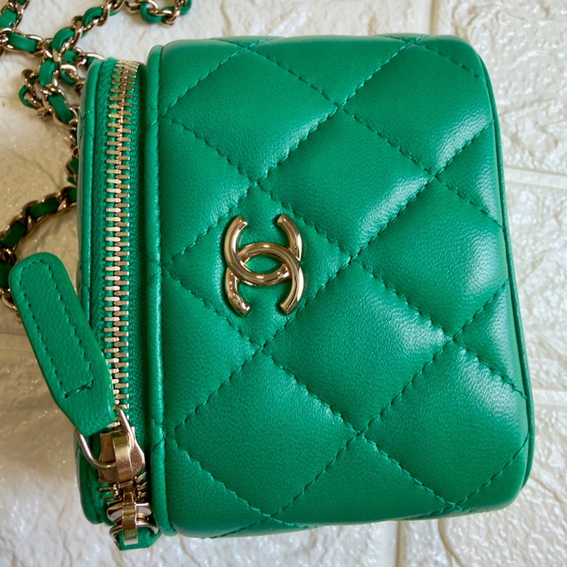 Chanel 綠色菱格紋小羊皮鏈條 Vanity Case 小盒子包-1
