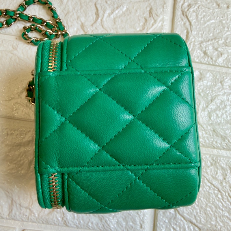 Chanel 綠色菱格紋小羊皮鏈條 Vanity Case 小盒子包-2