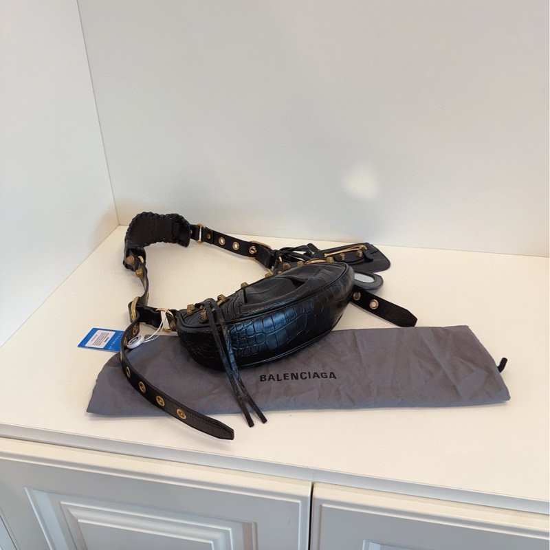 Balenciaga 巴黎世家Le Cagole 新款鳄鱼皮纹 月牙三合一机车包 黑色鳄鱼纹高级又稀有 25*13*7-4
