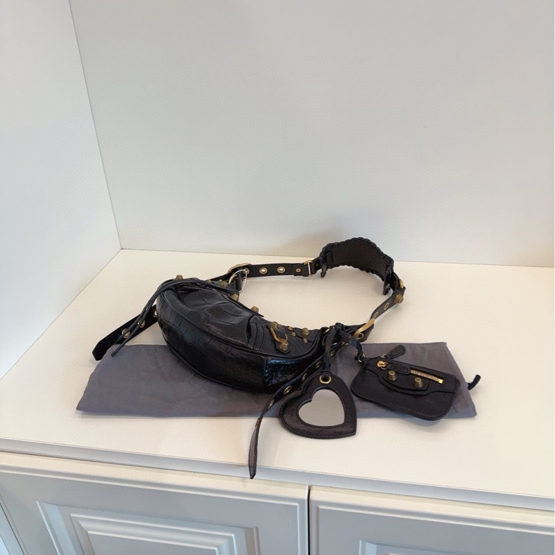 Balenciaga 巴黎世家Le Cagole 新款鳄鱼皮纹 月牙三合一机车包 黑色鳄鱼纹高级又稀有 25*13*7-6