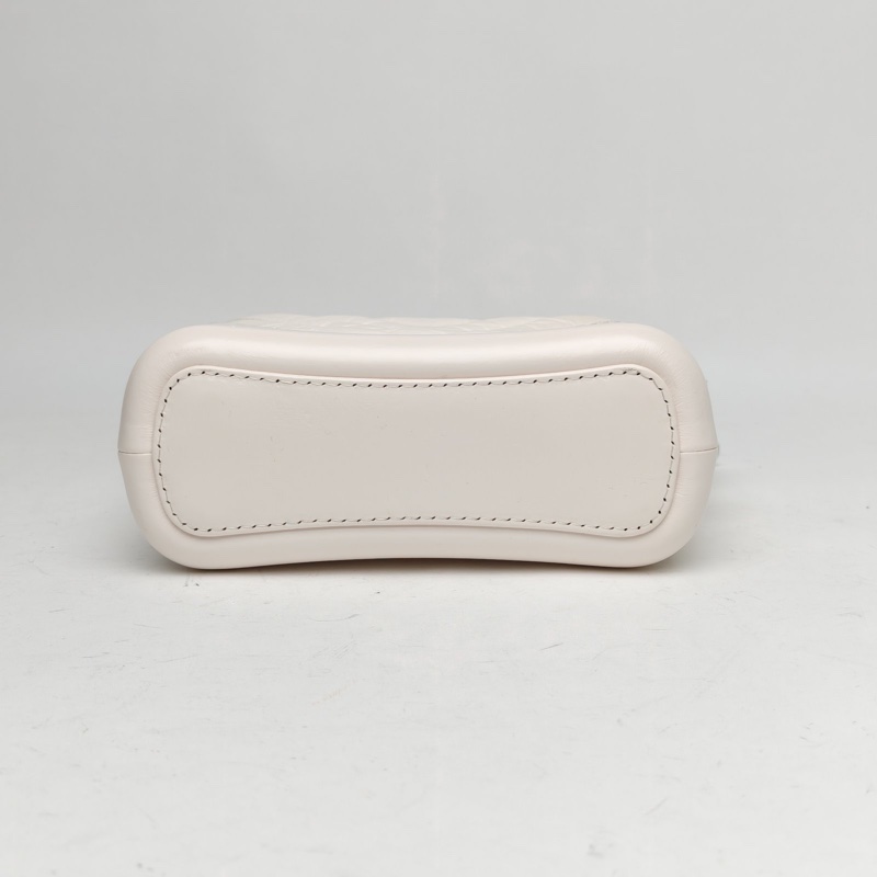 CHANEL GABRIELLE流浪小號白色牛皮29開金銀扣V紋肩背包-3