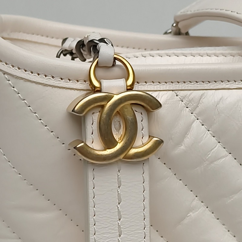 CHANEL GABRIELLE流浪小號白色牛皮29開金銀扣V紋肩背包-4