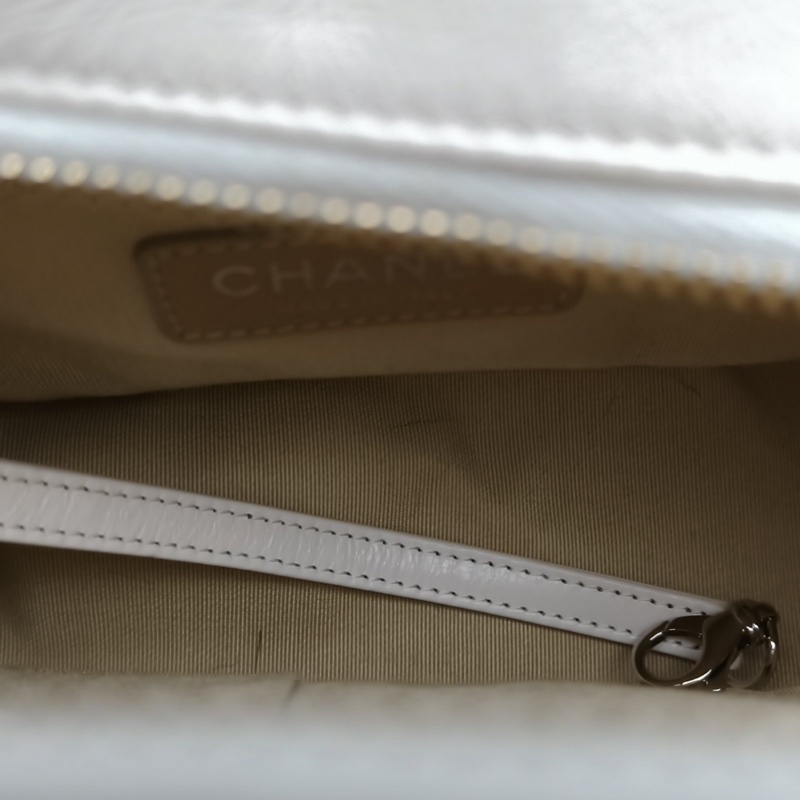 CHANEL GABRIELLE流浪小號白色牛皮29開金銀扣V紋肩背包-5