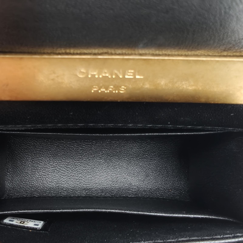 CHANEL 22B手柄Kelly包黑色羊皮肩背包金扣幾何琺瑯-5