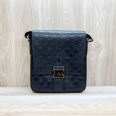 GUCCI深藍色壓紋牛皮銀釦Signature釦式側背包473877
