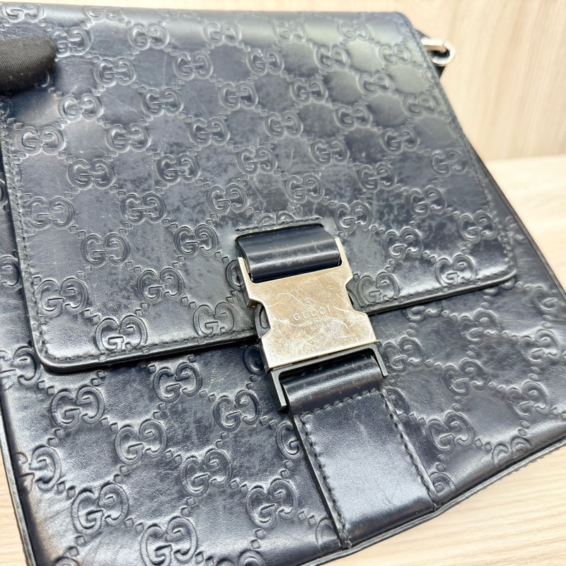 GUCCI深藍色壓紋牛皮銀釦Signature釦式側背包473877-9