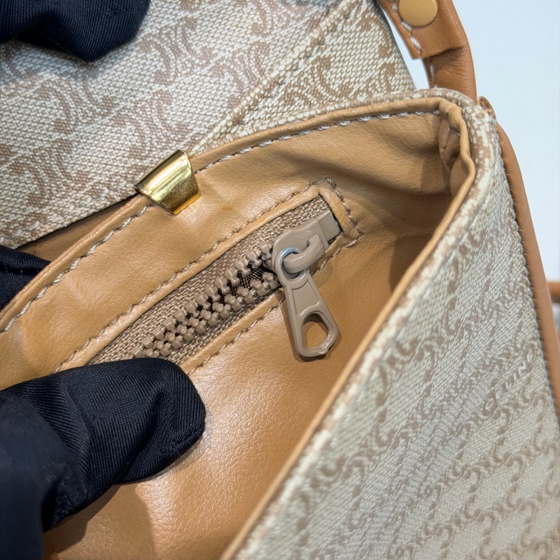 Celine Vintage Macadam 金扣 信封肩背包 XC467-23