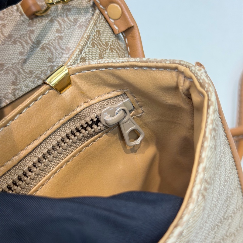 Celine Vintage Macadam 金扣 信封肩背包 XC467-38