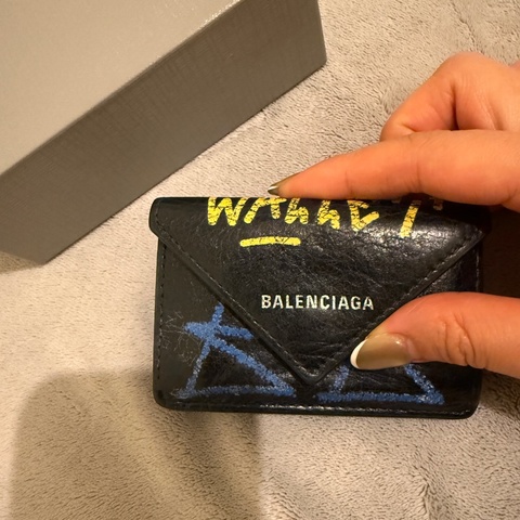 BALENCIAGA 三折短夾 塗鴉限量款 個性配件 小包必備短夾( ˆ͈̑꒳ˆ͈̑ )੭♡