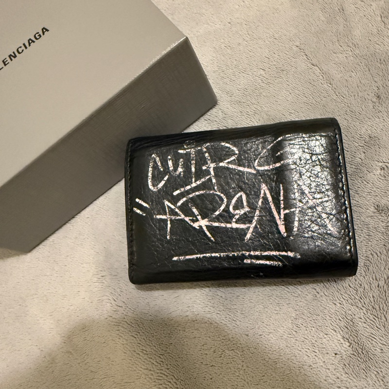 BALENCIAGA 三折短夾 塗鴉限量款 個性配件 小包必備短夾( ˆ͈̑꒳ˆ͈̑ )੭♡-11