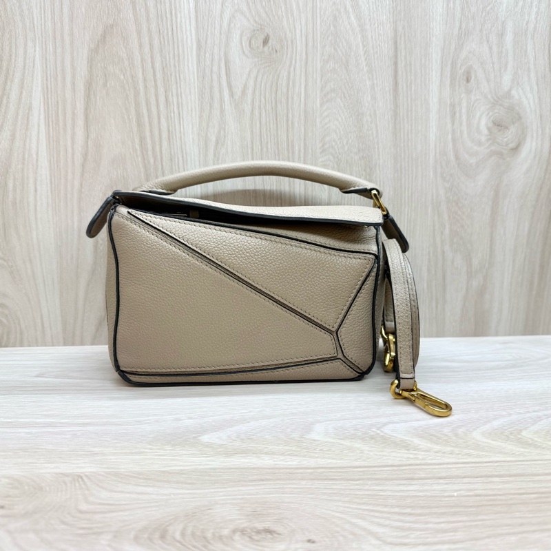 LOEWE精緻必備✨沙色粒面牛皮Mini Puzzle側背包包A510U95X37-1