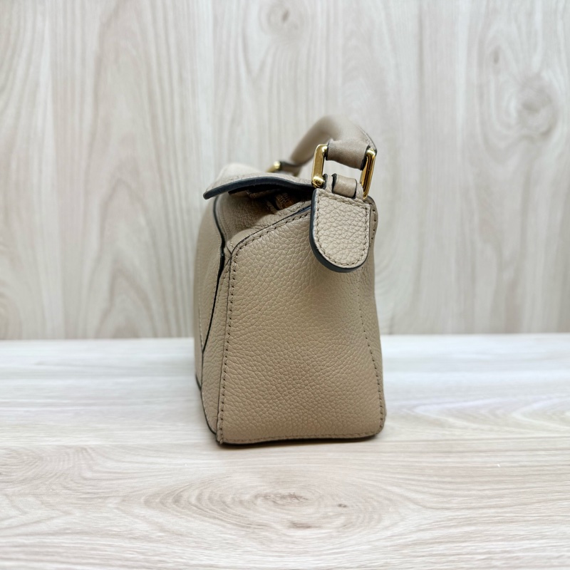 LOEWE精緻必備✨沙色粒面牛皮Mini Puzzle側背包包A510U95X37-3