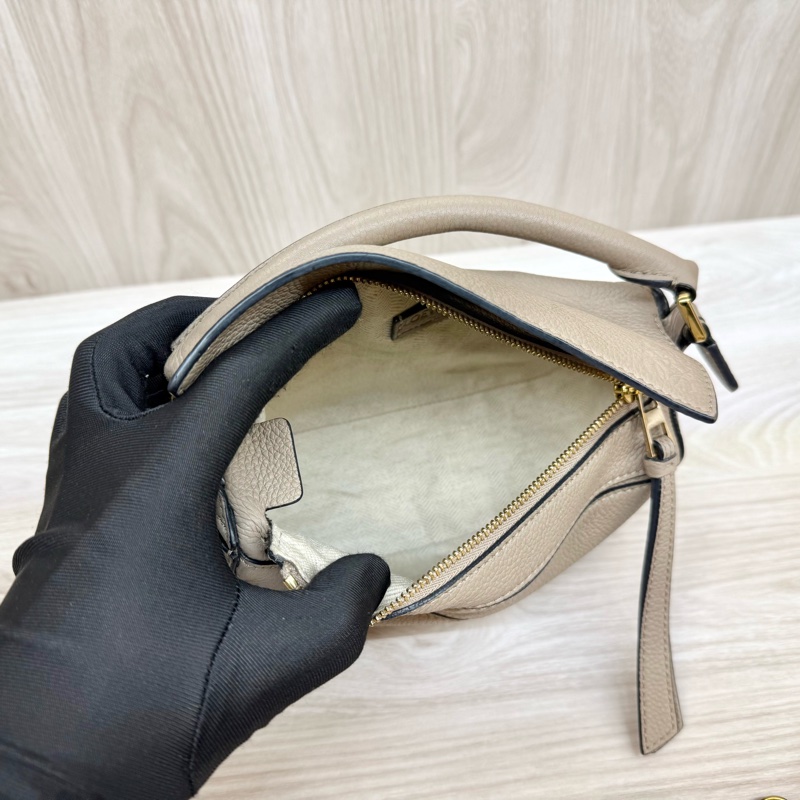 LOEWE精緻必備✨沙色粒面牛皮Mini Puzzle側背包包A510U95X37-8