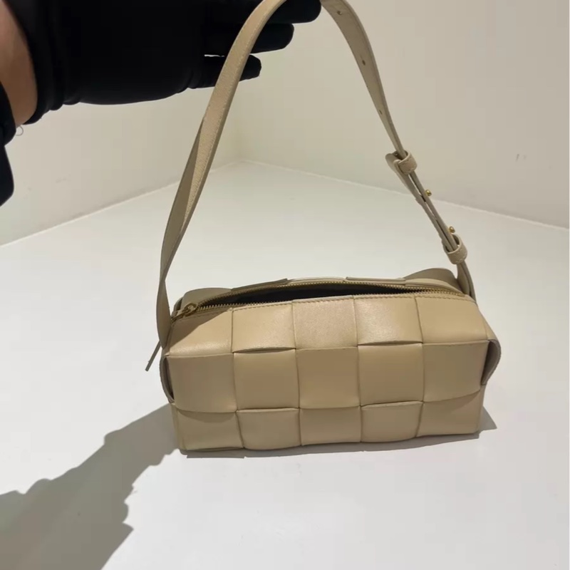 Bottega Veneta Brick Cassette 金色饰面配件拉链开合 羊皮革 手提斜挎单肩包-1