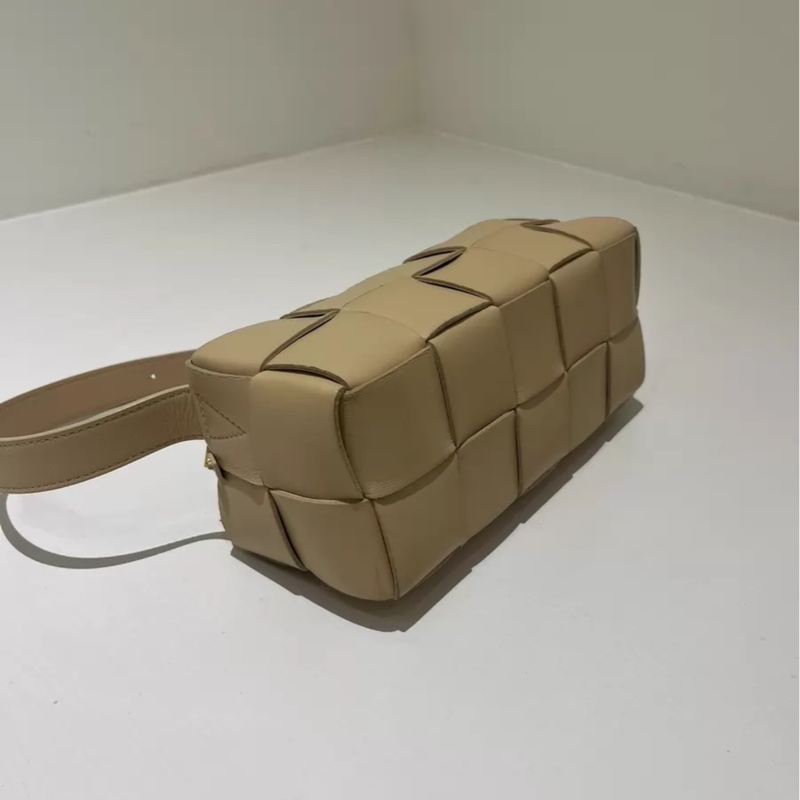 Bottega Veneta Brick Cassette 金色饰面配件拉链开合 羊皮革 手提斜挎单肩包-2