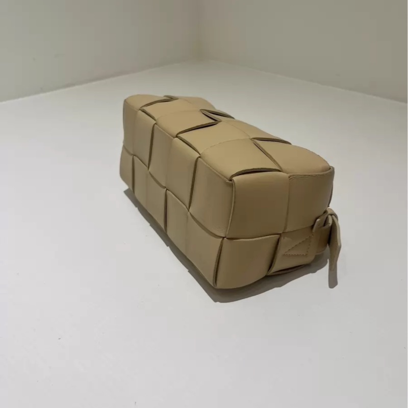 Bottega Veneta Brick Cassette 金色饰面配件拉链开合 羊皮革 手提斜挎单肩包-3