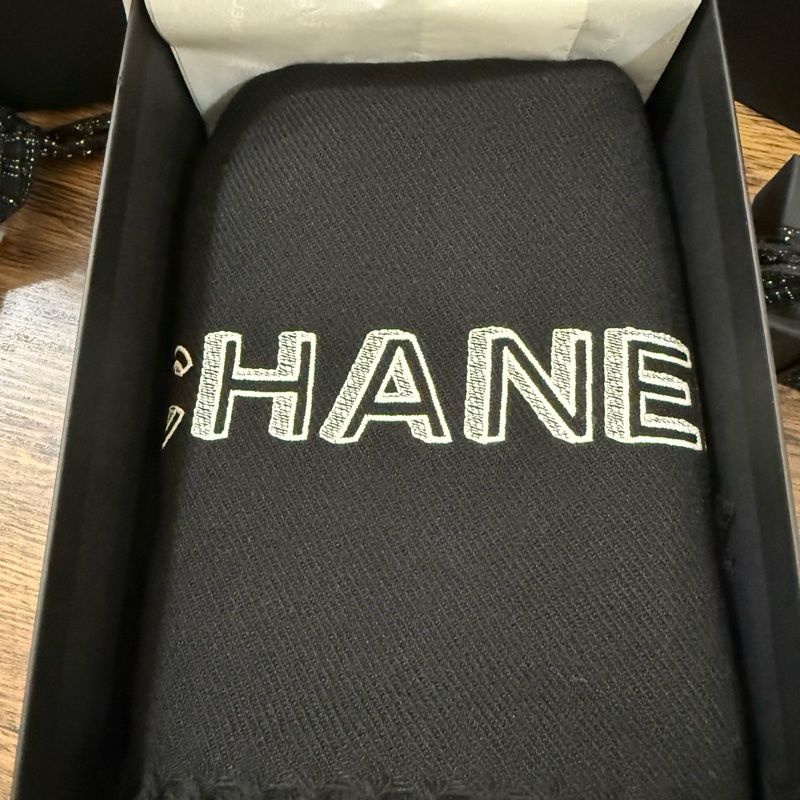 💖Chanel 25C 黑色圍巾 全新全配💖 甜出特價！-1