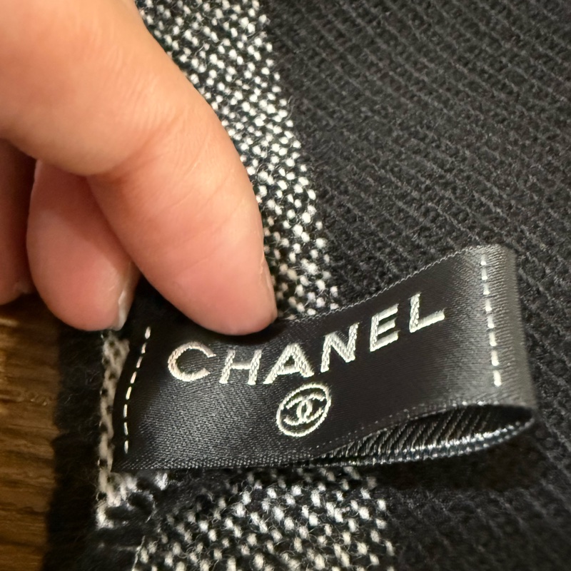 💖Chanel 25C 黑色圍巾 全新全配💖 甜出特價！-3