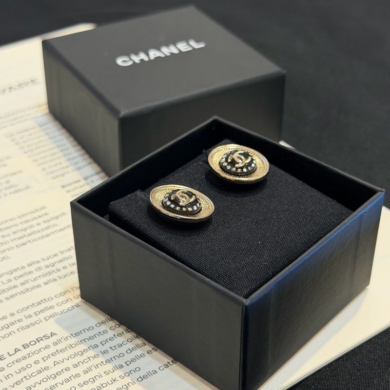 CHANEL金色橢圓拚黑琺瑯鑽石雙C耳環-3
