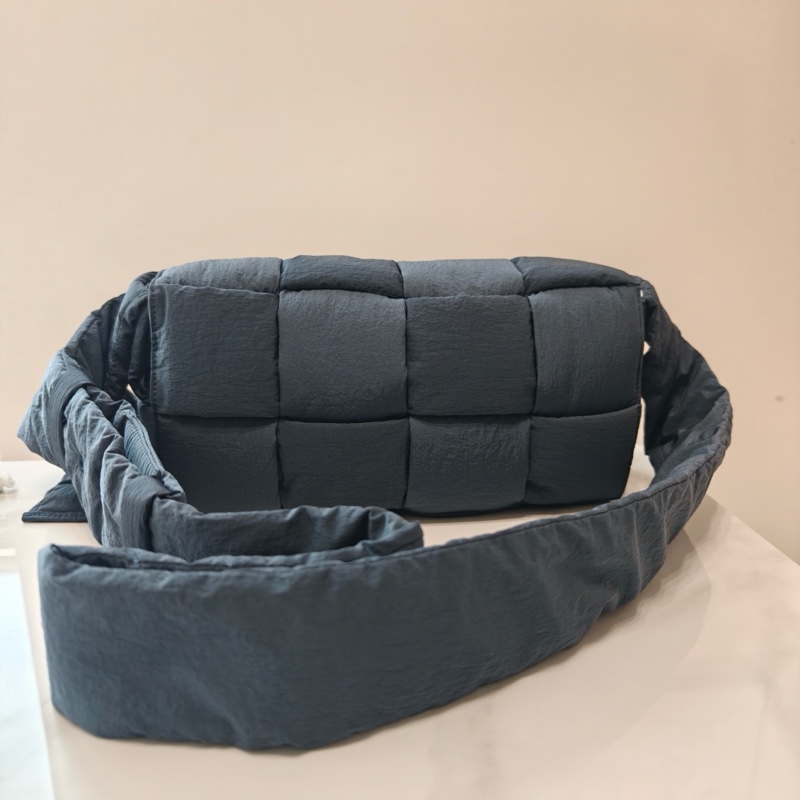 全新未使用!Bottega Veneta Arco 枕頭包/相機包 尼龍灰色內裡藍 中號-1