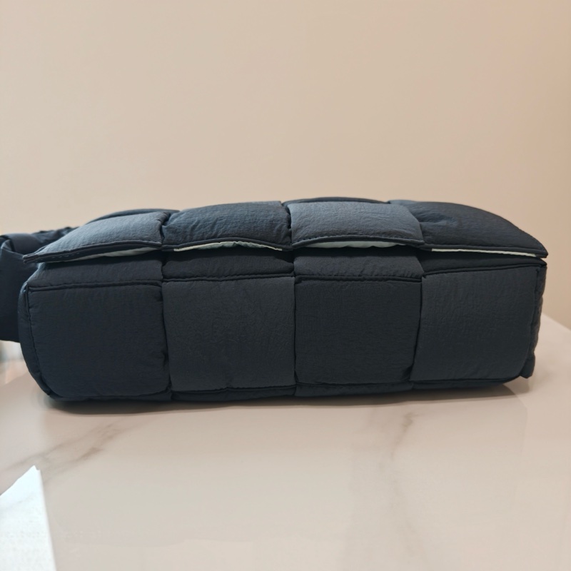 全新未使用!Bottega Veneta Arco 枕頭包/相機包 尼龍灰色內裡藍 中號-3