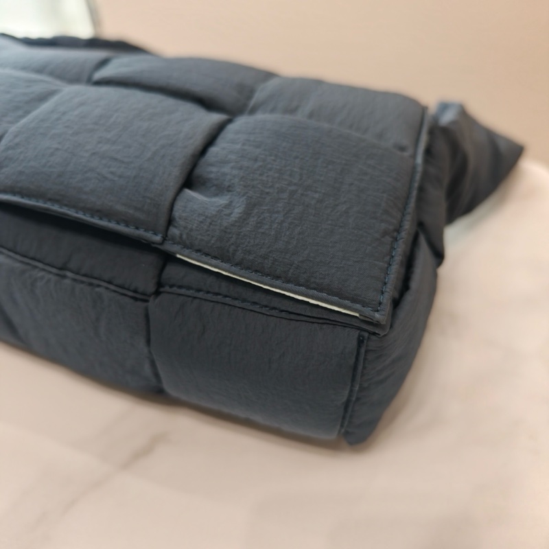 全新未使用!Bottega Veneta Arco 枕頭包/相機包 尼龍灰色內裡藍 中號-4