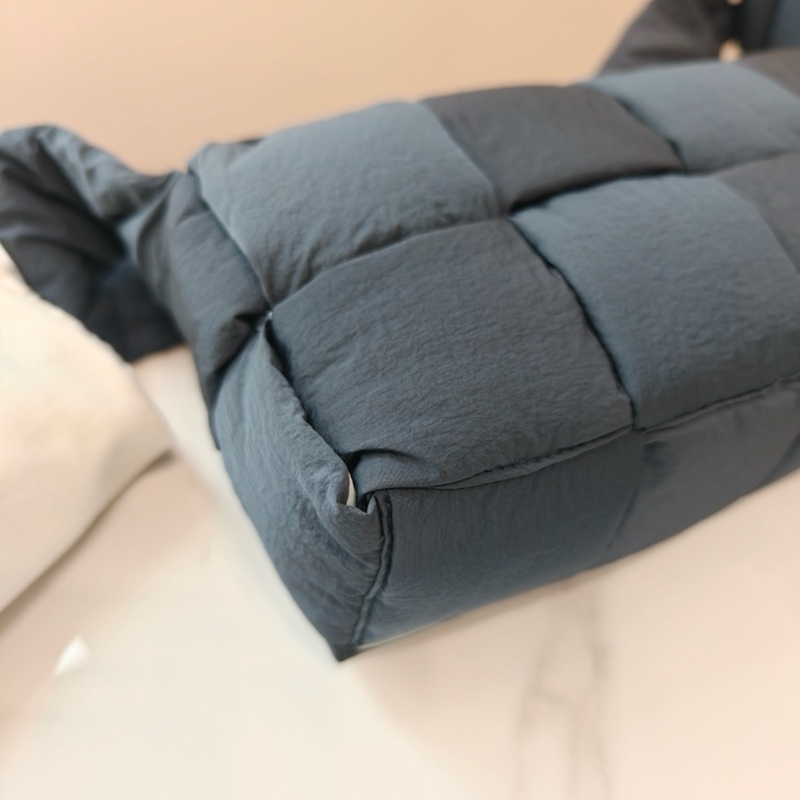 全新未使用!Bottega Veneta Arco 枕頭包/相機包 尼龍灰色內裡藍 中號-5