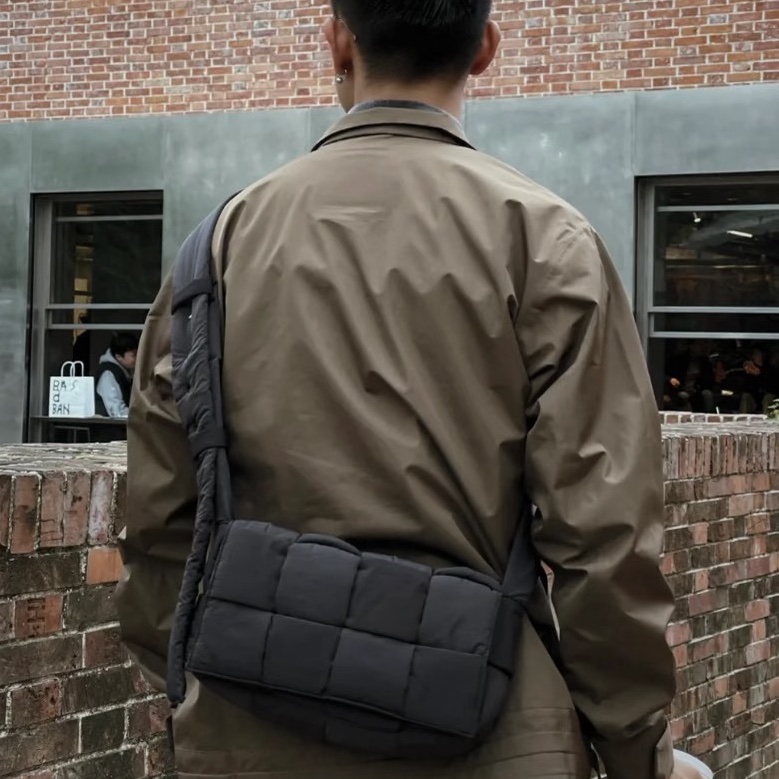 全新未使用!Bottega Veneta Arco 枕頭包/相機包 尼龍灰色內裡藍 中號-6