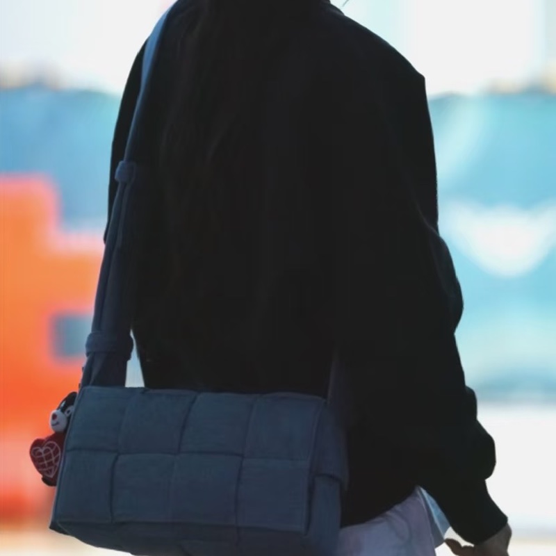 全新未使用!Bottega Veneta Arco 枕頭包/相機包 尼龍灰色內裡藍 中號-7