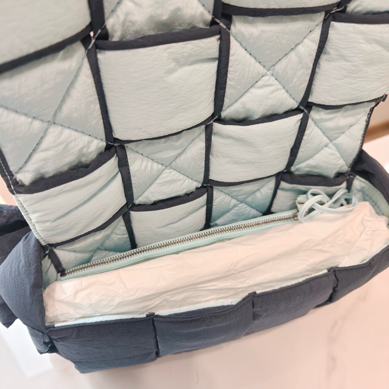 全新未使用!Bottega Veneta Arco 枕頭包/相機包 尼龍灰色內裡藍 中號-8