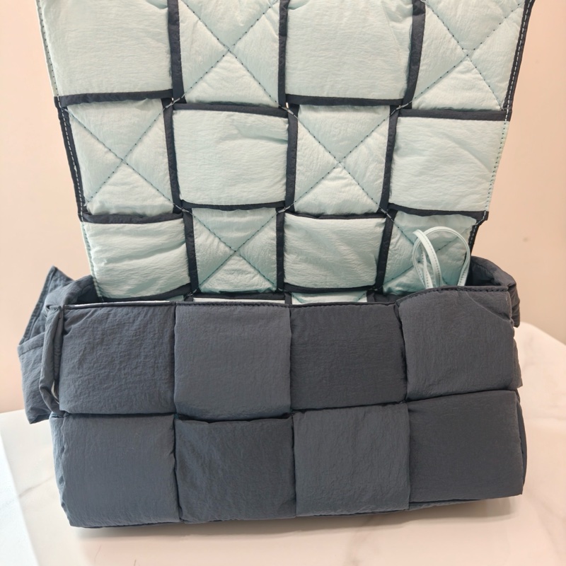 全新未使用!Bottega Veneta Arco 枕頭包/相機包 尼龍灰色內裡藍 中號-9